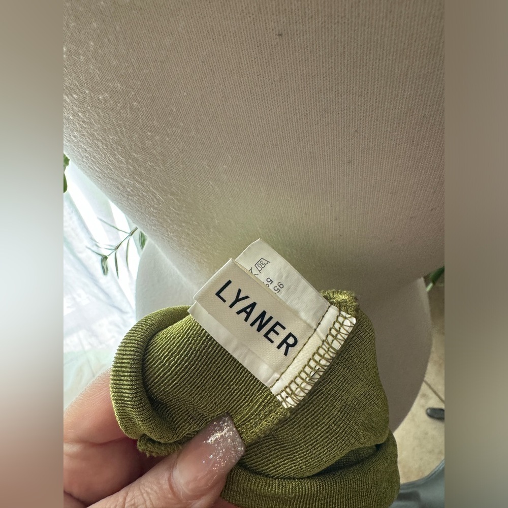 Green v‎ neck crop vacation top - Picture 3 of 4